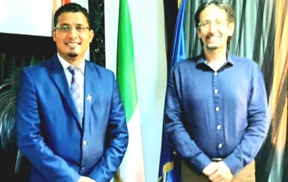 لقاء مدير إدارة التدريب بمجمع ليبيا مع القنصل الإيطالي في بنغازي