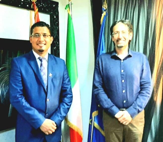 لقاء مدير إدارة التدريب بمجمع ليبيا مع القنصل الإيطالي في بنغازي
